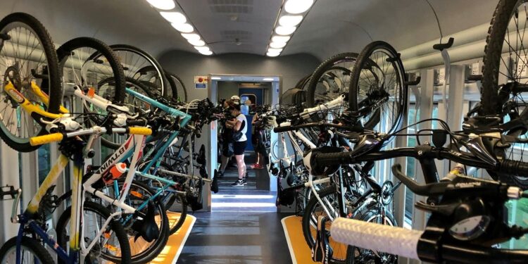Treni, orario estivo e nuove vetture per cicloturisti