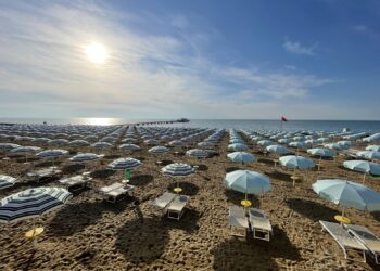 Turismo, già periodi sold out per gli ombrelloni sulle spiagge Fvg