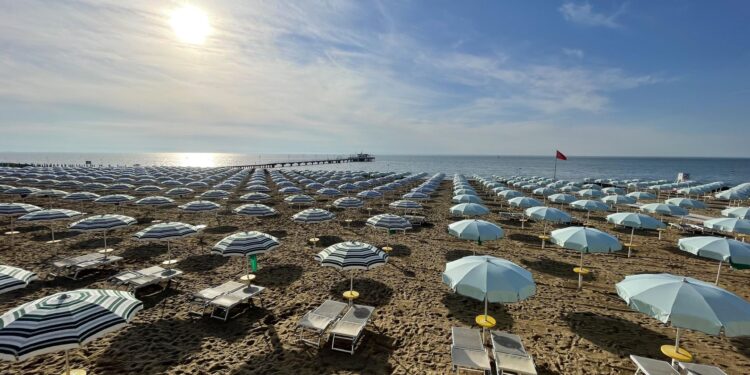 Turismo, già periodi sold out per gli ombrelloni sulle spiagge Fvg