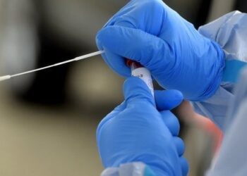 Turisti in coda per un tampone