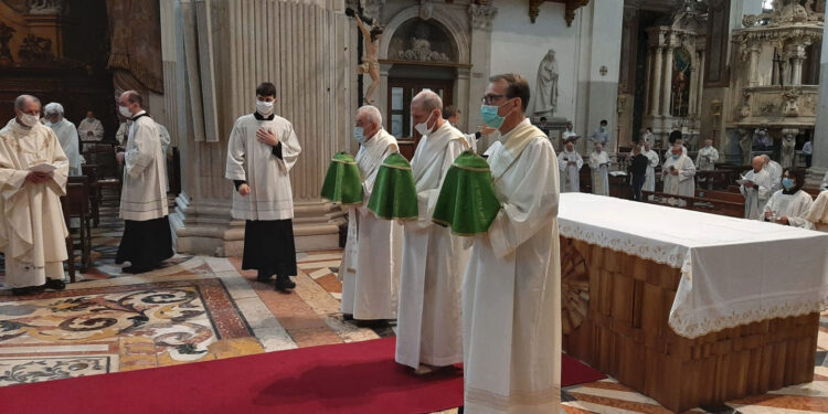Tutto il clero radunato in Cattedrale