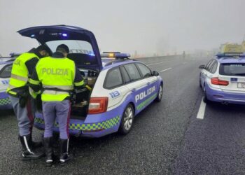 Ubriaca in A23 centra auto e fugge