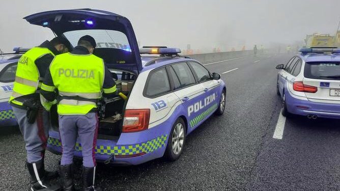 Ubriaca in A23 centra auto e fugge