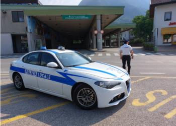 Ubriaco importuna i passanti: allontanato dall’autostazione per un anno