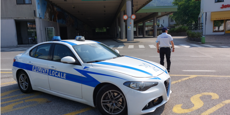 Ubriaco importuna i passanti: allontanato dall’autostazione per un anno