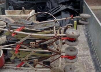 Udine, dal canale in asciutta raccolti 5 sacchi di rifiuti