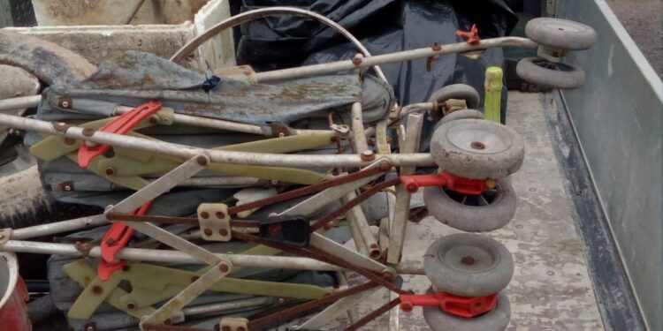 Udine, dal canale in asciutta raccolti 5 sacchi di rifiuti