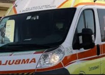 Ultrasettantenni spingono l’auto, ma uno resta schiacciato