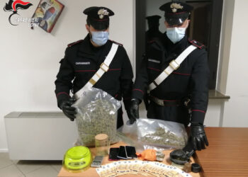 Un chilo di marijuana in auto, arrestati madre e figlio
