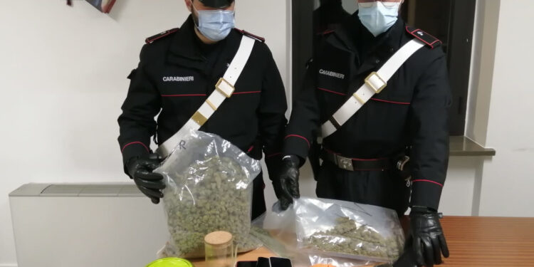 Un chilo di marijuana in auto, arrestati madre e figlio