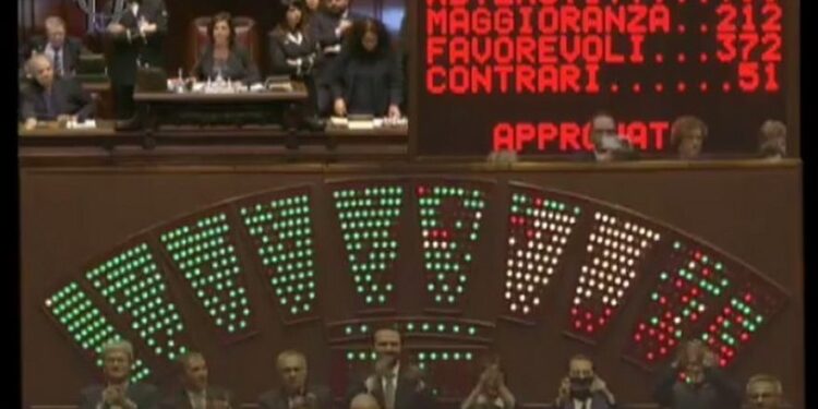 Unioni civili, legge dello Stato. Un compromesso al ribasso