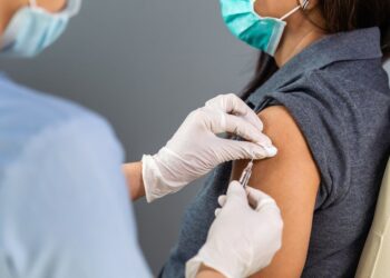 Vaccinazione, aprono le prenotazioni 18-60enni con comorbidità