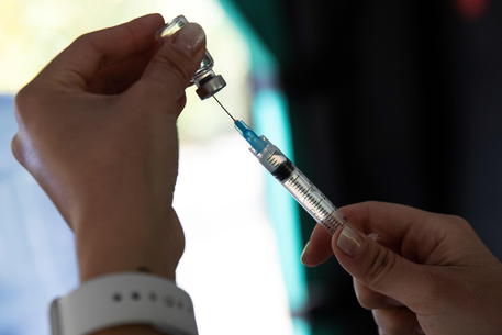 Vaccinazione, aprono le prenotazioni per gli over 60