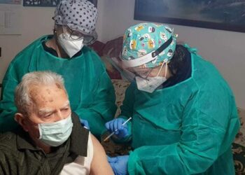 Vaccini agli over 80, via alle prenotazioni