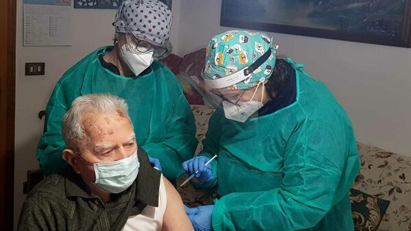 Vaccini agli over 80, via alle prenotazioni
