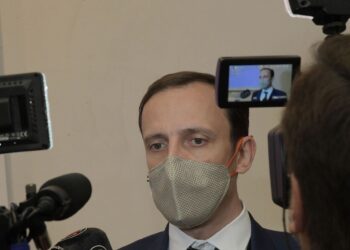 Vaccini, da domani prenotazioni anche via web