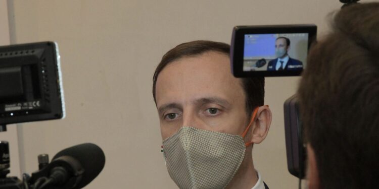 Vaccini, da domani prenotazioni anche via web