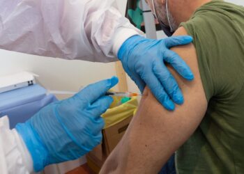 Vaccini: dal 10 maggio prenotazioni per 55-59enni