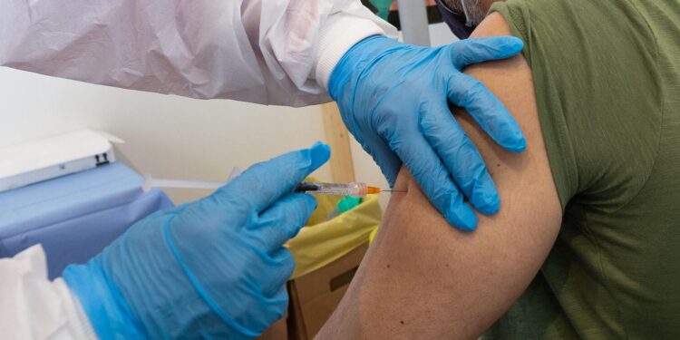 Vaccini: dal 10 maggio prenotazioni per 55-59enni