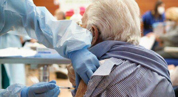 Vaccini, già prenotati da 40 mila over 80