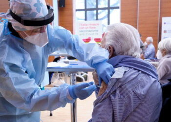 Vaccini, più consegne. Over 80 e fragili possono anticipare l’appuntamento