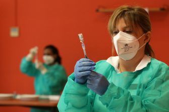 Vaccino, da lunedì 20 prenotazioni per la terza dose per i “fragili”