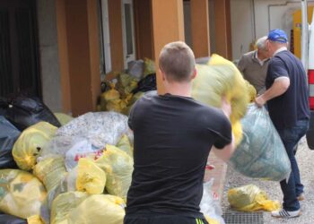 Vecchi abiti, risorsa per la mensa dei poveri