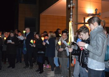 Via Crucis nei viali dell’Ospedale con l’Arcivescovo