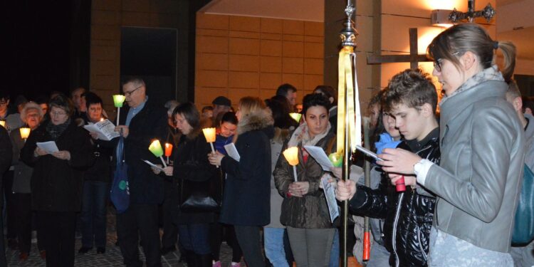 Via Crucis nei viali dell’Ospedale con l’Arcivescovo