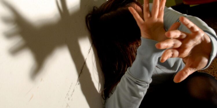 Violenza sulla moglie, allontanato da casa
