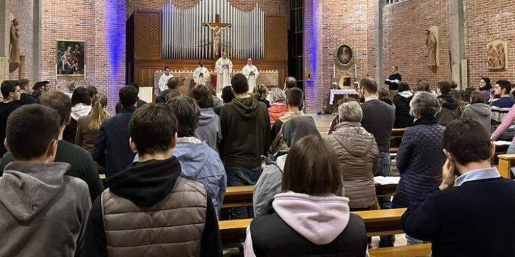 “Notti di Nicodemo”, nuovo appuntamento con la scuola di preghiera per adolescenti e giovani