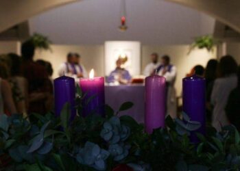 Cari fratelli e sorelle, si stanno accendendo anche quest’anno belle decorazioni luminose delle case, nei negozi, nelle piazze e lungo le strade. Sono segni di festa che ricordano che ci siamo avviati nel cammino delle quattro settimane dell’Avvento verso il Santo Natale. Anche il Vangelo, annunciando la nascita di Gesù, con le parole dell’antica profezia di Isaia, parla di luce: «Il popolo che camminava nelle tenebre ha visto una grande luce; su coloro che abitavano in terra tenebrosa una luce rifulse». E prosegue: «Hai moltiplicato la gioia; hai aumentato la letizia» (Isaia 9,1-2). Chi ha visto quella luce, di cui parla il profeta, ha provato un sentimento spontaneo di liberazione e di gioia. Sappiamo per esperienza che il buio appesantisce e soffoca; una fiammella, anche piccola, che si accende è come una liberazione che ci attira perché gli uomini sono fatti per vivere nella luce. Ascoltando tante persone avverto che c’è una diffusa sensazione di vivere un tempo sul quale sono calate pesanti e preoccupanti ombre di male e di morte. I mezzi di comunicazione, oltre ad alcune informazioni di politica o di economia, abbondano di quelle che chiamiamo “notizie di cronaca nera”; sia locali come la tristissima uccisione della giovane Giulia che ha scosso l’Italia, che internazionali come gli eccidi perpetrati su persone inermi nelle guerre che si sono scatenate. Un’ombra di morte è calata anche sulla Terra Santa. Come uscire da queste tenebre che pesano su tutti noi? Come arginare il dilagare di questo male? Ben venga un’instancabile azione diplomatica, nella quale si distingue anche Papa Francesco, per far tacere le armi e riaprire spiragli di pace. Ben vengano leggi più severe per contrastare azioni di violenza mortale, in particolare sulle donne. Ma non basta perché questi interventi benemeriti non arrivano a toccare il luogo dove si annidano le tenebre del male; cioè, il cuore dell’uomo, l’intimo della sua coscienza. È da lì che poi esse escono e si diffondono con l’obiettivo sciagurato di sopprimere la vita e seminare sofferenze e morte. Oltre a Dio, chi è in grado di penetrare nella nostra coscienza è satana, nemico della vita e dell’amore. Con le sue tentazioni disorienta la mente e il cuore dell’uomo come dentro una notte di pericolosa confusione che lo porta a desiderare di fare il male e lo spinge a compiere peccati contro Dio, contro se stesso e contro i suoi simili. In questo modo il demonio si crea degli alleati che escono allo scoperto con azioni, a volte terribili, di male; alcune, note a tutti, le ho appena ricordate. Gesù è il Figlio di Dio Padre che è venuto tra gli uomini per portare la sua luce dentro le loro coscienze. È questa la luce preannunciata dal profeta Isaia che ho citato all’inizio. Gesù ha acceso la luce della compassione di Dio su noi uomini che, con il cuore oscurato dal peccato, diventiamo nemici di Dio, estromettendolo dalla nostra vita, e ostili se non nemici gli uni degli altri, fino anche alle estreme conseguenze. Con umiltà e sincerità dobbiamo confessare che ognuno ha nel suo cuore delle ombre, più o meno dense di peccato. Il tempo dell’Avvento sia l’occasione provvidenziale per tornare ad aprire la nostra coscienza alla luce di Gesù che viene dal Cielo per portare la vera pace, come hanno cantato gli angeli la notte della nascita del Signore. Buon Avvento in cammino verso il Santo Natale mons. Andrea Bruno Mazzocato +Arcivescovo di Udine