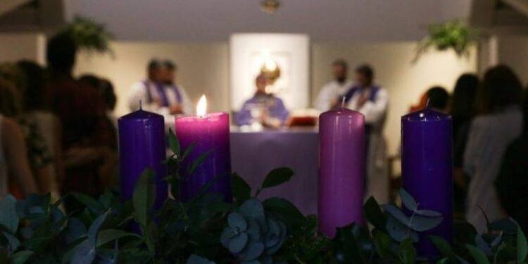 Cari fratelli e sorelle, si stanno accendendo anche quest’anno belle decorazioni luminose delle case, nei negozi, nelle piazze e lungo le strade. Sono segni di festa che ricordano che ci siamo avviati nel cammino delle quattro settimane dell’Avvento verso il Santo Natale. Anche il Vangelo, annunciando la nascita di Gesù, con le parole dell’antica profezia di Isaia, parla di luce: «Il popolo che camminava nelle tenebre ha visto una grande luce; su coloro che abitavano in terra tenebrosa una luce rifulse». E prosegue: «Hai moltiplicato la gioia; hai aumentato la letizia» (Isaia 9,1-2). Chi ha visto quella luce, di cui parla il profeta, ha provato un sentimento spontaneo di liberazione e di gioia. Sappiamo per esperienza che il buio appesantisce e soffoca; una fiammella, anche piccola, che si accende è come una liberazione che ci attira perché gli uomini sono fatti per vivere nella luce. Ascoltando tante persone avverto che c’è una diffusa sensazione di vivere un tempo sul quale sono calate pesanti e preoccupanti ombre di male e di morte. I mezzi di comunicazione, oltre ad alcune informazioni di politica o di economia, abbondano di quelle che chiamiamo “notizie di cronaca nera”; sia locali come la tristissima uccisione della giovane Giulia che ha scosso l’Italia, che internazionali come gli eccidi perpetrati su persone inermi nelle guerre che si sono scatenate. Un’ombra di morte è calata anche sulla Terra Santa. Come uscire da queste tenebre che pesano su tutti noi? Come arginare il dilagare di questo male? Ben venga un’instancabile azione diplomatica, nella quale si distingue anche Papa Francesco, per far tacere le armi e riaprire spiragli di pace. Ben vengano leggi più severe per contrastare azioni di violenza mortale, in particolare sulle donne. Ma non basta perché questi interventi benemeriti non arrivano a toccare il luogo dove si annidano le tenebre del male; cioè, il cuore dell’uomo, l’intimo della sua coscienza. È da lì che poi esse escono e si diffondono con l’obiettivo sciagurato di sopprimere la vita e seminare sofferenze e morte. Oltre a Dio, chi è in grado di penetrare nella nostra coscienza è satana, nemico della vita e dell’amore. Con le sue tentazioni disorienta la mente e il cuore dell’uomo come dentro una notte di pericolosa confusione che lo porta a desiderare di fare il male e lo spinge a compiere peccati contro Dio, contro se stesso e contro i suoi simili. In questo modo il demonio si crea degli alleati che escono allo scoperto con azioni, a volte terribili, di male; alcune, note a tutti, le ho appena ricordate. Gesù è il Figlio di Dio Padre che è venuto tra gli uomini per portare la sua luce dentro le loro coscienze. È questa la luce preannunciata dal profeta Isaia che ho citato all’inizio. Gesù ha acceso la luce della compassione di Dio su noi uomini che, con il cuore oscurato dal peccato, diventiamo nemici di Dio, estromettendolo dalla nostra vita, e ostili se non nemici gli uni degli altri, fino anche alle estreme conseguenze. Con umiltà e sincerità dobbiamo confessare che ognuno ha nel suo cuore delle ombre, più o meno dense di peccato. Il tempo dell’Avvento sia l’occasione provvidenziale per tornare ad aprire la nostra coscienza alla luce di Gesù che viene dal Cielo per portare la vera pace, come hanno cantato gli angeli la notte della nascita del Signore. Buon Avvento in cammino verso il Santo Natale mons. Andrea Bruno Mazzocato +Arcivescovo di Udine