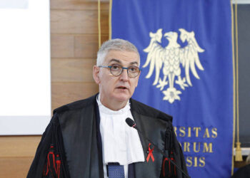 Brusaferro, vaccinarsi raccomandato per evitare complicanze