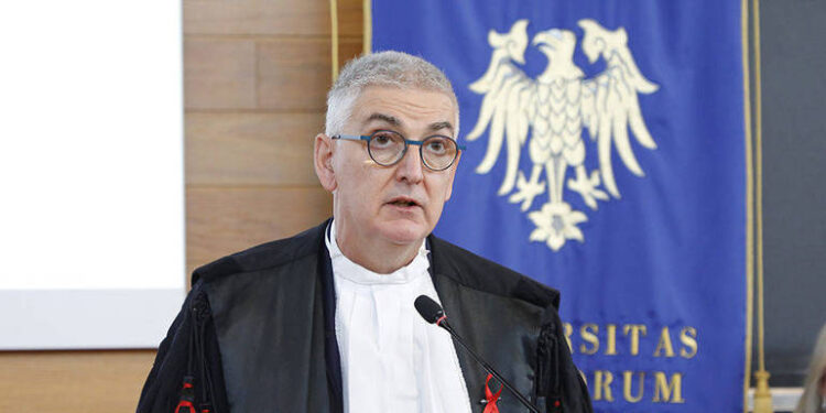 Brusaferro, vaccinarsi raccomandato per evitare complicanze