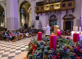 Domenica 3 dicembre 2023, alle ore 16, la chiesa udinese di San Pio X ospiterà il tradizionale appuntamento con cui i gruppi di preadolescenti aprono il cammino di Avvento. Assieme a loro ci sarà l'arcivescovo mons. Mazzocato «Prezioso ai miei occhi». Questo il tema del momento di preghiera promosso dall’Ufficio diocesano di pastorale giovanile. La “veglia pomeridiana” è uno dei momenti che contraddistinguono – peraltro – la proposta della MagicAvventura 2023-2024, intitolata “MagiC”: ai responsabili dei gruppi, infatti, sarà consegnata un’ulteriore serie di materiali per l’animazione. Al termine dell’incontro è previsto un momento conviviale nell’attiguo oratorio