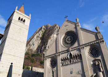 Gemona e Artegna – con le loro pievi storiche -, ma anche Ospedaletto, Campolessi e Montenars. Sono queste le cinque Parrocchie – con circa 14mila abitanti complessivi – che costituiscono la Collaborazione pastorale di Gemona del Friuli, che sabato 2 e domenica 3 dicembre accoglieranno l’Arcivescovo nella sua Visita pastorale. Mons. Valentino Costante è il parroco coordinatore e guida anche le Parrocchie di Gemona, Campolessi, Ospedaletto e Montenars. La Parrocchia di Artegna, invece, è retta da don Francesco Ferigutti. Nella Collaborazione operano anche don Michele Sibau (vicario parrocchiale di Gemona, Campolessi, Ospedaletto e Montenars) e il diacono Andrea Venturini. La ricchezza storica di Gemona, fulcro di spiritualità fin dal medioevo, è testimoniata dalle numerose comunità religiose presenti nella cittadina: dai frati minori francescani (che reggono e animano il santuario di Sant’Antonio, dove lo stesso santo “di Padova” sostò per un certo periodo), ai padri delle SS. Stimmate di N.S. Gesù Cristo (stimmatini), senza dimenticare la presenza delle suore Francescane missionarie del Sacro Cuore, congregazione nata proprio a Gemona. Come di consueto il nostro settimanale accompagna i passi dell’Arcivescovo nelle 54 Collaborazioni pastorali, dedicando a ciascuna un inserto speciale di quattro pagine. L’approfondimento dedicato alla Collaborazione pastorale di Gemona del Friuli, pubblicato con il numero del 29 novembre 2023, si apre con l’intervista al parroco coordinatore, mons. Costante, accompagnata dalla consueta scheda descrittiva della Cp. A seguire, spazio alle preziose attività che la Caritas locale svolge con il supporto di tutte le comunità della Collaborazione pastorale. Le iniziative di pastorale giovanile, che convergono verso una linea comune, sono corredate da “finestre” sui due gruppi scout Agesci operanti nella Cp (Gemona e Artegna) e sulla nuova iniziativa epifanica chiamata Daûr de Stele. In chiusura, un ampio spazio dedicato alle tre comunità religiose operanti nella cittadina di Gemona. Il programma della Visita pastorale • Sabato 2 dicembre 2023 • Ore 16.00 ad Artegna, sala del teatro: l’Arcivescovo incontra gli operatori pastorali della C.P. • Ore 18.00 in pieve ad Artegna: mons. Mazzocato celebra la S. Messa con i giovani della C.P. • Domenica 3 dicembre 2023 • Ore 9.00 in municipio a Gemona (sala consiliare): mons. Mazzocato incontra i Sindaci e gli amministratori. • Ore 10.30 in duomo a Gemona: l’Arcivescovo celebra la S. Messa per i fedeli e gli operatori pastorali.