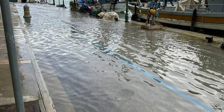 Maltempo Fvg, alta marea e smottamenti