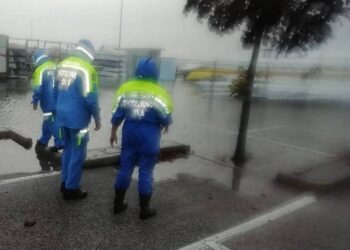Maltempo, anche i treni sospesi, caos per i pendolari