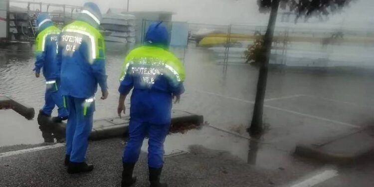 Maltempo, anche i treni sospesi, caos per i pendolari