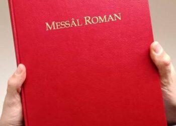 Il gardenâl Matteo Zuppi, president da la Conference Episcopâl Taliane, al à rispuindût ai 141 Comuns aderents a l'Assemblee di Comunitât Linguistiche Furlane, che intai dîs passâts e veve pandût intune letare mandade juste a la CEI la contrarietât par la mancjade aprovazion dal Messâl in marilenghe. Une rispueste, chê dai vescui talians, ch’e lasse la puarte vierte in avignî par rivalutazions dal câs. Intal timp l'ACLiF e domandarà ai Comuns furlanofons di aprovâ une delibare di poie a la cause intai singui Conseis comunâi. LA RISPUESTE DA LA CEI "Zentîi Siôrs, intant graziis da la vuestre letare e da lis tantis e impuartantis considerazions che mi fasês rivâ. Il vescul Mazzocato (arcivescul di Udin, ndr), inta la Conference Episcopâl fate a Assisi intai ultins dîs, lis à rapresentadis cun une vore di passion e di competence. O cirarìn di studiâ la vuestre domande di cjatâ une strade par une soluzion ai vuestris sburts. Us ringrazii e o continuarìn a restâ in contat par che la strade aromai vierte za agns dal simpri cjâr Bonsignor Battisti (puar arcivescul di Udin mancjât intal 2012, ndr) no sedi bandonade". IL COMENT DA L’ACLiF “O ringraziìn – al à dit Daniele Sergon, president da l’ACLiF e sindic di Caprive - il gardenâl Zuppi par la rispueste, segn di cemût che dentri da la Glesie catoliche taliane e je dut câs une atenzion vivarose par la cuistion tant da la lenghe furlane che di chês altris lenghis minoritariis. O ricuardìn difat che inta la votazion fate a Assisi la plui part dai vescui e veve aprovât il Messâl in marilenghe, ma il regolament da la CEI al previôt la maiorance cualificade e no chê semplice par chestis cuestions liturgjichis. In chest sens o crodìn ch’al sedi fondamentâl pai Comuns furlanofons esprimisi cuntune delibare dai lôr Conseis comunâi, come ch’al à za fat il Comun di Udin: une maniere par fâ sintî ancjemò di plui la nestre vôs di fedêi furlans, adun cun chês altris istituzions, Regjon prin di dut e ents e associazions furlanistis”.