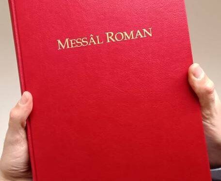 Il gardenâl Matteo Zuppi, president da la Conference Episcopâl Taliane, al à rispuindût ai 141 Comuns aderents a l'Assemblee di Comunitât Linguistiche Furlane, che intai dîs passâts e veve pandût intune letare mandade juste a la CEI la contrarietât par la mancjade aprovazion dal Messâl in marilenghe. Une rispueste, chê dai vescui talians, ch’e lasse la puarte vierte in avignî par rivalutazions dal câs. Intal timp l'ACLiF e domandarà ai Comuns furlanofons di aprovâ une delibare di poie a la cause intai singui Conseis comunâi. LA RISPUESTE DA LA CEI "Zentîi Siôrs, intant graziis da la vuestre letare e da lis tantis e impuartantis considerazions che mi fasês rivâ. Il vescul Mazzocato (arcivescul di Udin, ndr), inta la Conference Episcopâl fate a Assisi intai ultins dîs, lis à rapresentadis cun une vore di passion e di competence. O cirarìn di studiâ la vuestre domande di cjatâ une strade par une soluzion ai vuestris sburts. Us ringrazii e o continuarìn a restâ in contat par che la strade aromai vierte za agns dal simpri cjâr Bonsignor Battisti (puar arcivescul di Udin mancjât intal 2012, ndr) no sedi bandonade". IL COMENT DA L’ACLiF “O ringraziìn – al à dit Daniele Sergon, president da l’ACLiF e sindic di Caprive - il gardenâl Zuppi par la rispueste, segn di cemût che dentri da la Glesie catoliche taliane e je dut câs une atenzion vivarose par la cuistion tant da la lenghe furlane che di chês altris lenghis minoritariis. O ricuardìn difat che inta la votazion fate a Assisi la plui part dai vescui e veve aprovât il Messâl in marilenghe, ma il regolament da la CEI al previôt la maiorance cualificade e no chê semplice par chestis cuestions liturgjichis. In chest sens o crodìn ch’al sedi fondamentâl pai Comuns furlanofons esprimisi cuntune delibare dai lôr Conseis comunâi, come ch’al à za fat il Comun di Udin: une maniere par fâ sintî ancjemò di plui la nestre vôs di fedêi furlans, adun cun chês altris istituzions, Regjon prin di dut e ents e associazions furlanistis”.