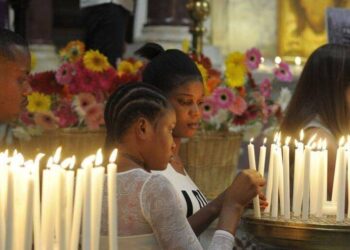 Migranti cattolici in preghiera insieme all’Arcivescovo nella veglia d’Avvento