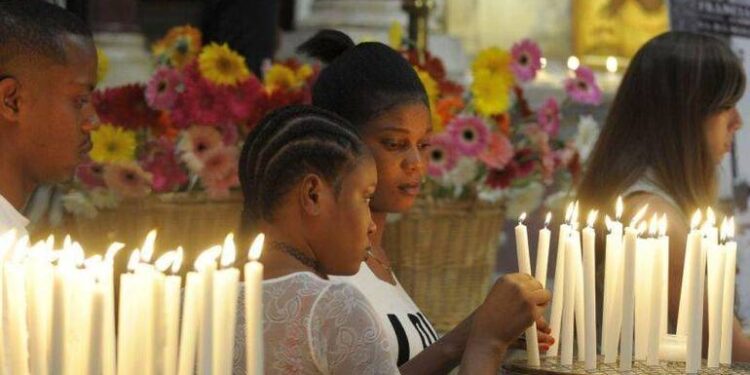 Migranti cattolici in preghiera insieme all’Arcivescovo nella veglia d’Avvento