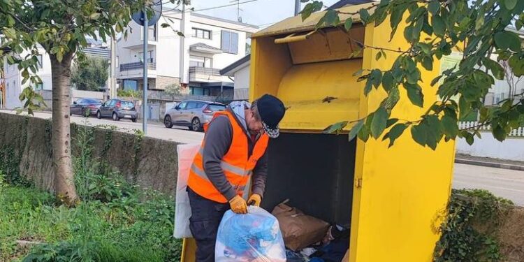 Nuova vita agli abiti usati