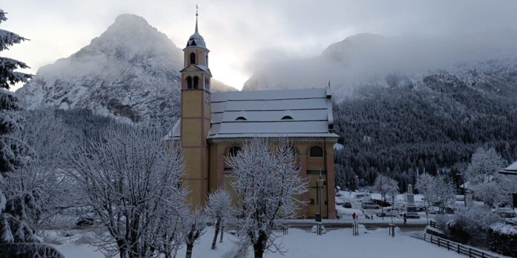 A Sappada la benedizione del campanile restaurato