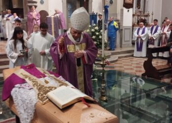 «Un amico che va, eppure ci resta compagno». Folla e commozione ai funerali di mons. Corgnali. L’omelia dell’Arcivescovo