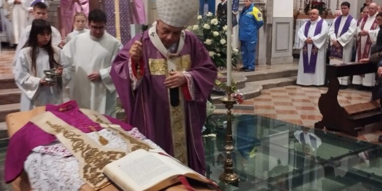 «Un amico che va, eppure ci resta compagno». Folla e commozione ai funerali di mons. Corgnali. L’omelia dell’Arcivescovo