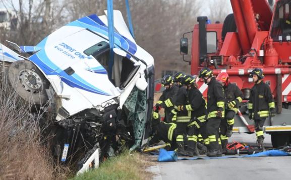 Schianto lungo la Cimpello-Sequals, tre morti
