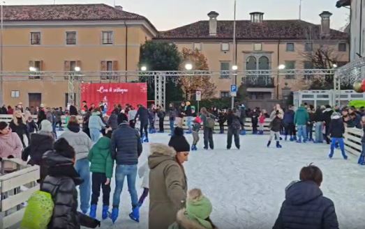 Piazza primo maggio, si pattina fino al 14 gennaio